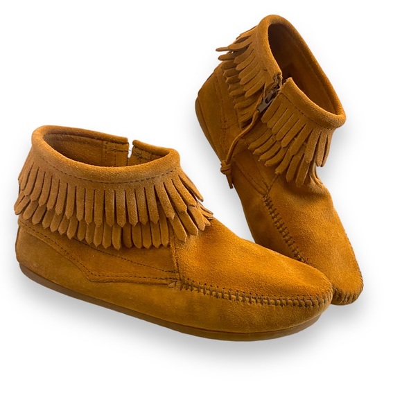 ⭐️   Minnetonka
Fringed Suede Bootie (Big Girls) - Picture 2 of 6